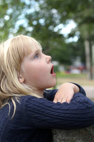 Surpreendida menina ao ar livre — Fotografia de Stock