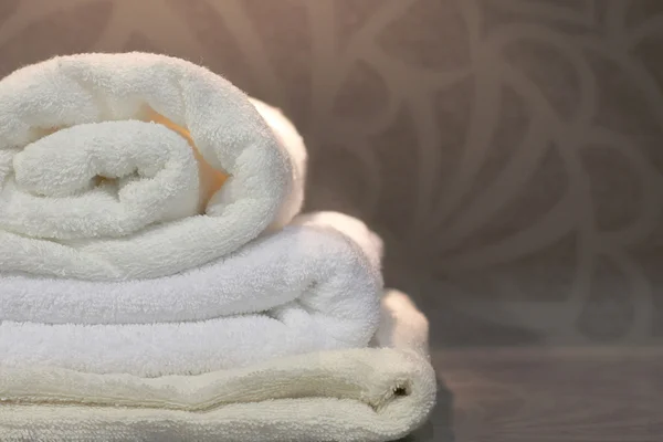 Λευκές πετσέτες στο μπάνιο ξενοδοχείο — Φωτογραφία Αρχείου