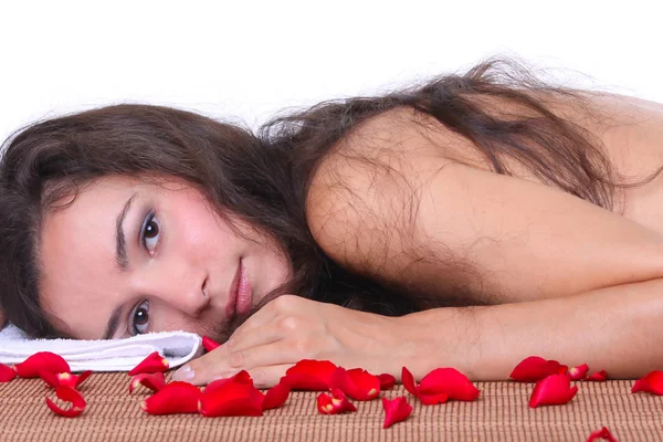 Mujer atractiva recibiendo tratamiento de spa aislado en blanco — Foto de Stock
