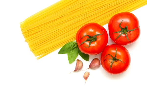 Taze domates, fesleğen ve beyaz arka izole sarımsak makarna — Stok fotoğraf