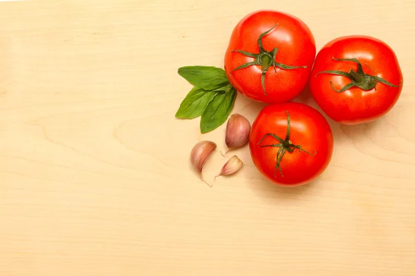 신선한 토마토, 바 질, 마늘 — 스톡 사진