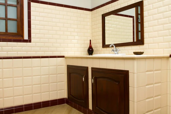 Интерьер ванной комнаты в современном доме — стоковое фото