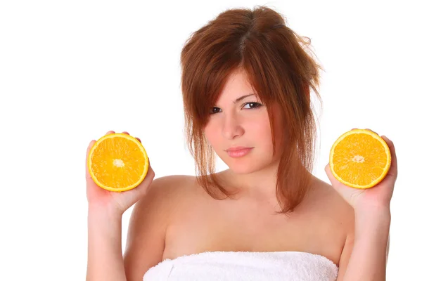 Leende unga haelthy kvinna med orange i hennes hand — Stockfoto