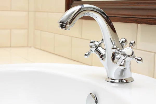 Lussuoso bagno primo piano lavandino, rubinetto e piastrelle — Foto Stock