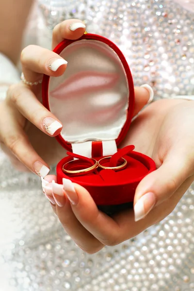 Wedding rings in bride hands — Stock Photo, Image