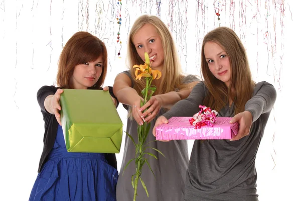 Unga kvinnor ge presenter och blommor - isolerad på vit — Stockfoto