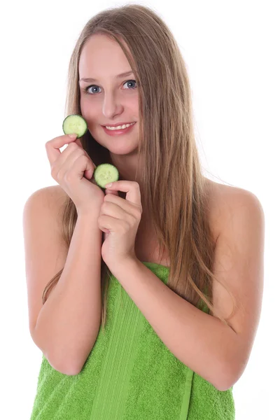 Fürdő nő zöld uborka arcpakolás - elszigetelt fehér — Stock Fotó