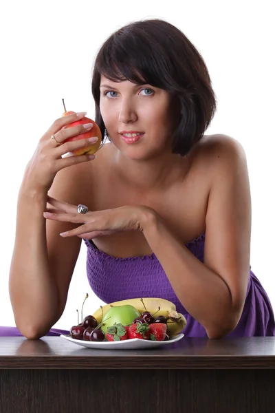 吃水果和浆果的女人： 草莓、 樱桃、 香蕉 — 图库照片