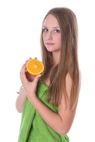 Όμορφη κοπέλα με ζουμερό πορτοκάλι — Φωτογραφία Αρχείου