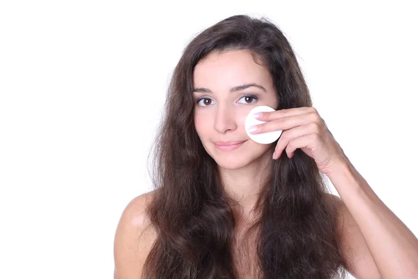 Reinigung des Gesichts mit Lotion - Frau mit Wattepads isoliert auf — Stockfoto
