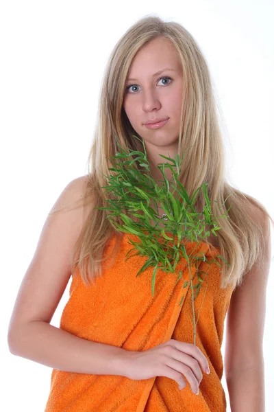 Schöne frische Frau mit grünen Blättern — Stockfoto