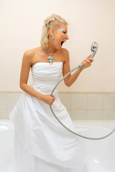 Modelka w sukni ślubnej płacze w łazience — Zdjęcie stockowe