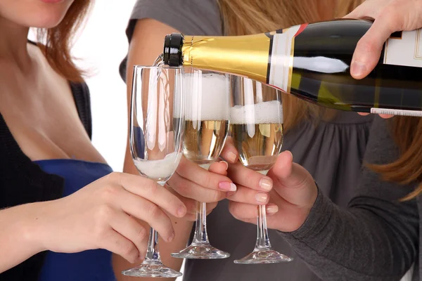 Un hombre vierte chicas en copas de vino de champán. Primer plano — Foto de Stock