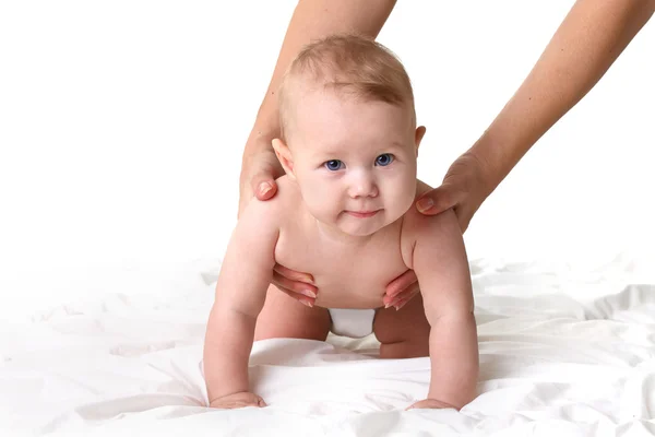 Pequeno bebê no conforto dos braços das mães — Fotografia de Stock