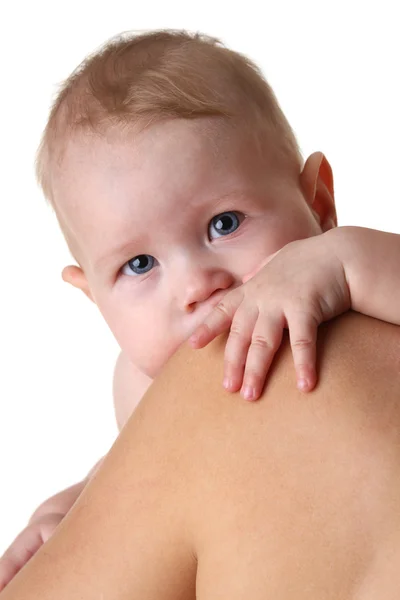 Neonato sulla spalla delle mamme — Foto Stock