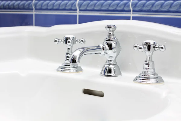 Wasserhahn und Waschbecken - modernes Bad in Nahaufnahme — Stockfoto