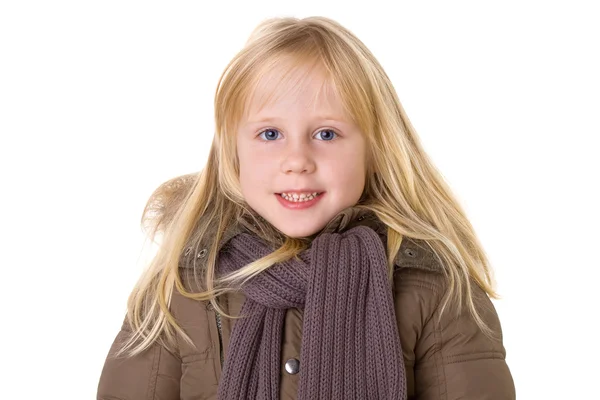 Lächelndes kleines Mädchen mit zahmem Lächeln isoliert auf weiß — Stockfoto