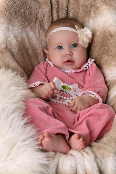 Γλυκό Και Όμορφο Μωρό Κορίτσι Ξαπλωμένο Ένα Κάθισμα Γούνα — Φωτογραφία Αρχείου