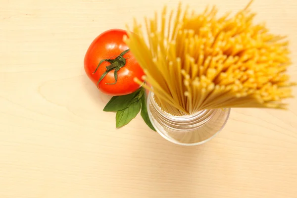 Nudeln mit frischen Tomaten und Basilikum - Draufsicht — Stockfoto