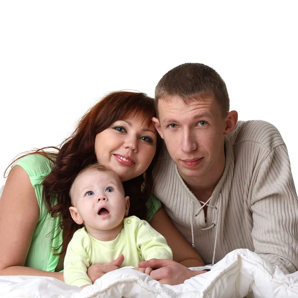 Família jovem na cama: bebê, homem, mulher — Fotografia de Stock
