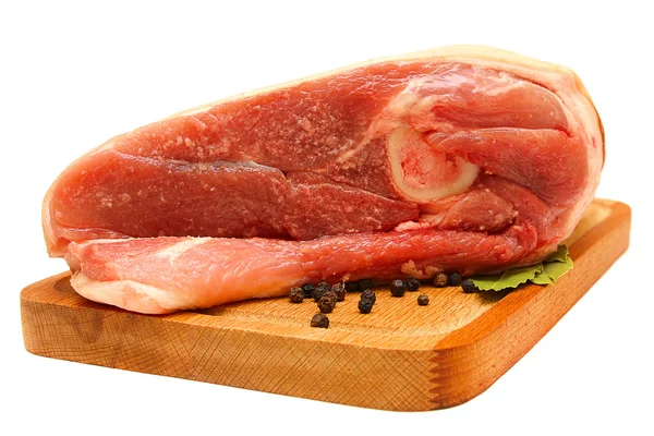 Carne crua sobre tábua de madeira isolada sobre branco — Fotografia de Stock