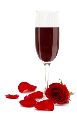 bardak kırmızı şarap ve gül çiçek