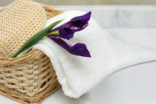 Badaccessoires Badeschwamm Handtuch Und Blume Iris — Stockfoto