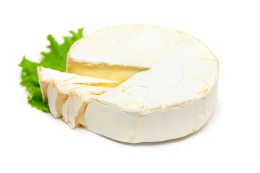 Camembert yeşil salata ile üzerine beyaz izole gurme peynir