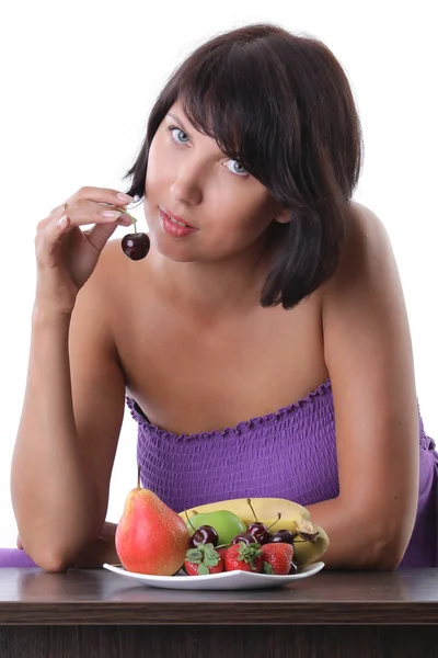 Fröhliche Frau Isst Früchte Und Beeren — Stockfoto