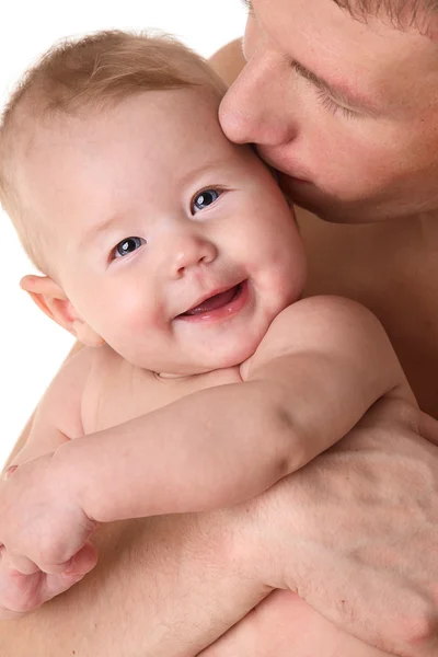 Ο πατέρας φιλιά Χαμογελώντας μωρό - γονική αγάπη — Φωτογραφία Αρχείου