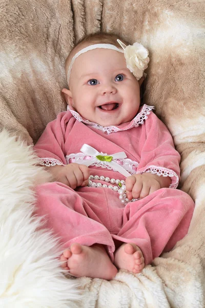 Smilende Baby Med Vakker Beige Bakgrunn – stockfoto
