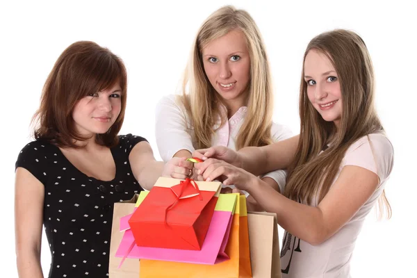 Jovens mulheres compras — Fotografia de Stock