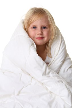 Beyaz battaniye, sevimli küçük kız