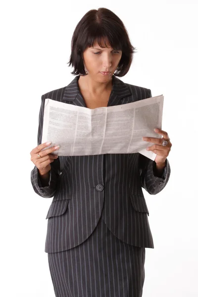 Affärskvinna Läser Tidningen — Stockfoto