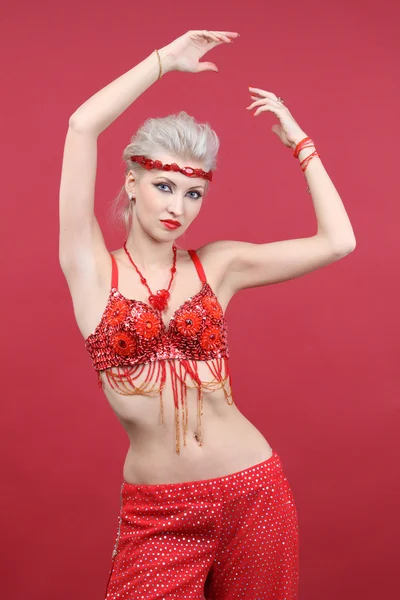 Mulher Dançarina Ventre Dançando Vermelho — Fotografia de Stock