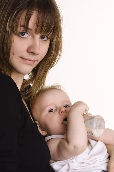 Genç anne bebeğini besleyen — Stok fotoğraf