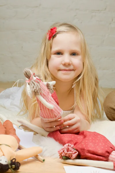 手作りおもちゃの家を持つ少女の肖像画 — ストック写真