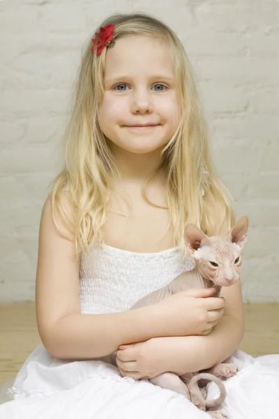 年轻的微笑女孩与小猫狮身人面像 — 图库照片