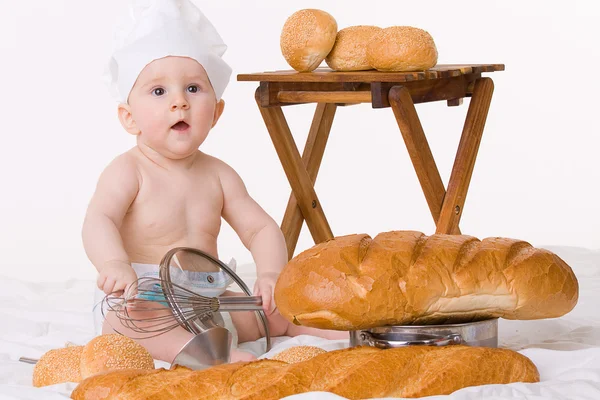 Kleine baby chef-kok met brood — Stockfoto