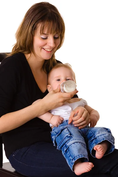 Mladá maminka krmit své dítě — Stock fotografie