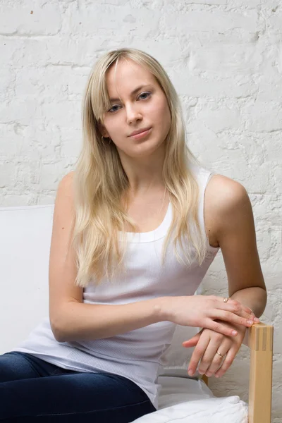 Leende blond kvinna i en vit skjorta — Stockfoto