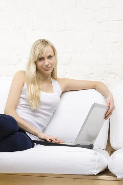 Leende kvinna med laptop — Stockfoto