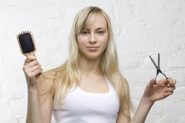 Smiling woman hairdresser with professional tools - comb and sci — Stock Photo, Image