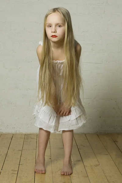 Adolescente modelo de moda menina com cabelo loiro e lábios vermelhos — Fotografia de Stock