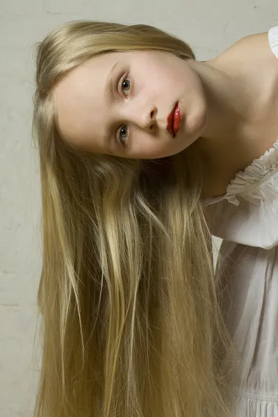 Ung vacker flicka med långa blonda hår — Stockfoto