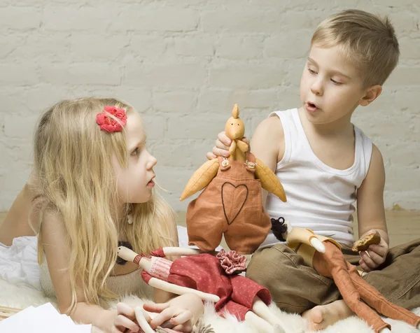 Little boy and girl playing with stuffed animals — Stock Photo, Image