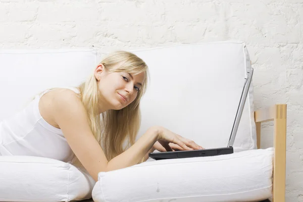Glad kvinna använder bärbar dator hemma — Stockfoto