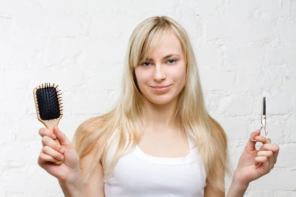 Smiling woman holding comb and scissors - beauty indastry — Stock Photo, Image