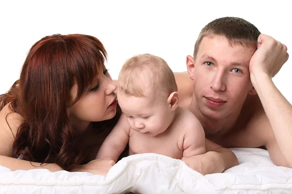 Los padres jóvenes y el bebé - la familia alegre —  Fotos de Stock