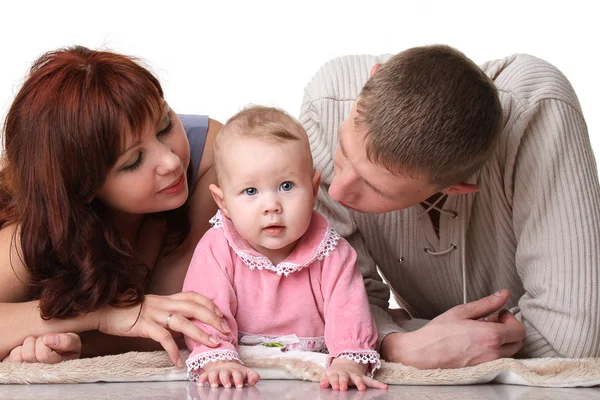 Jonge ouders op zoek naar meisje van de baby — Stockfoto